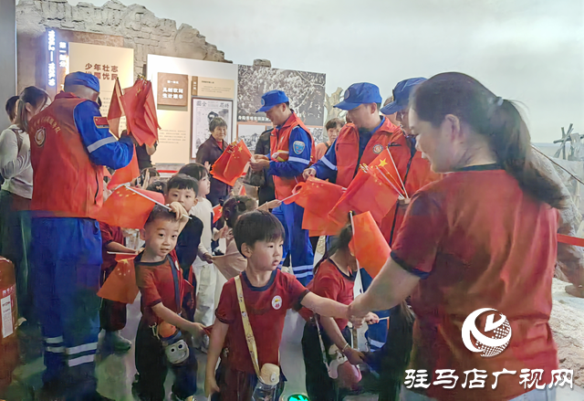 駐馬店市蛟龍水上義務(wù)搜救隊(duì)國慶前夕向市民贈(zèng)送萬面國旗 