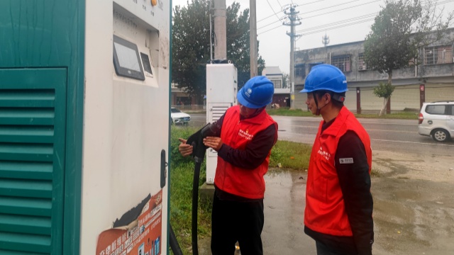 國網泌陽縣供電公司：上門“問診”充電樁 滿電出發過佳節