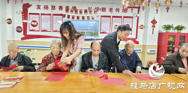 驛城區(qū)東風(fēng)街道養(yǎng)老中心開展“迎國慶”主題活動 老人剪紙品月唱紅歌暖度佳節(jié)??