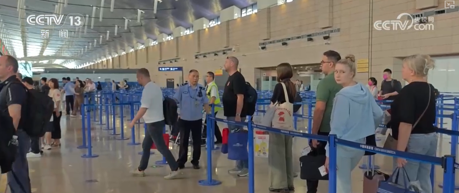 雙節同慶!中外旅客跨境游走旺 全國口岸迎出入境高峰