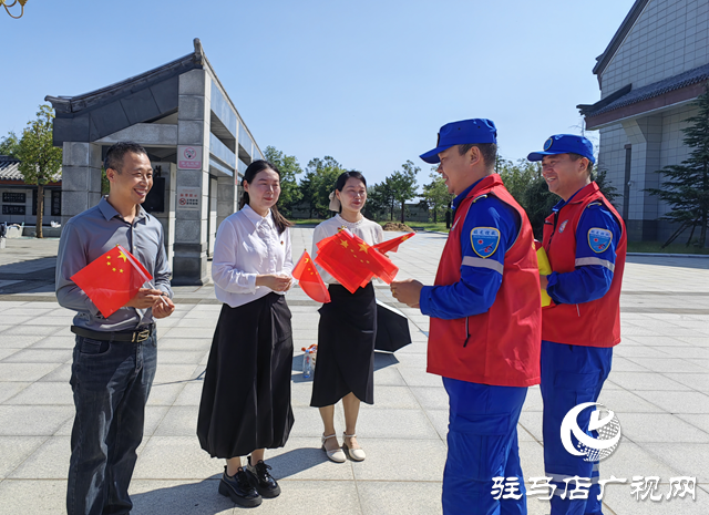 駐馬店市蛟龍水上義務(wù)搜救隊(duì)國慶前夕向市民贈(zèng)送萬面國旗 