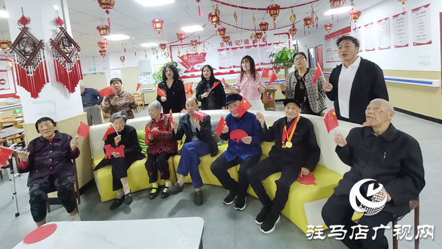 驛城區(qū)東風(fēng)街道養(yǎng)老中心開展“迎國慶”主題活動 老人剪紙品月唱紅歌暖度佳節(jié)??