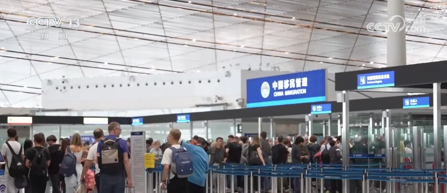 雙節同慶!中外旅客跨境游走旺 全國口岸迎出入境高峰