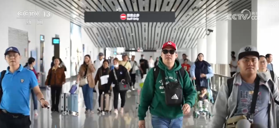 雙節同慶!中外旅客跨境游走旺 全國口岸迎出入境高峰