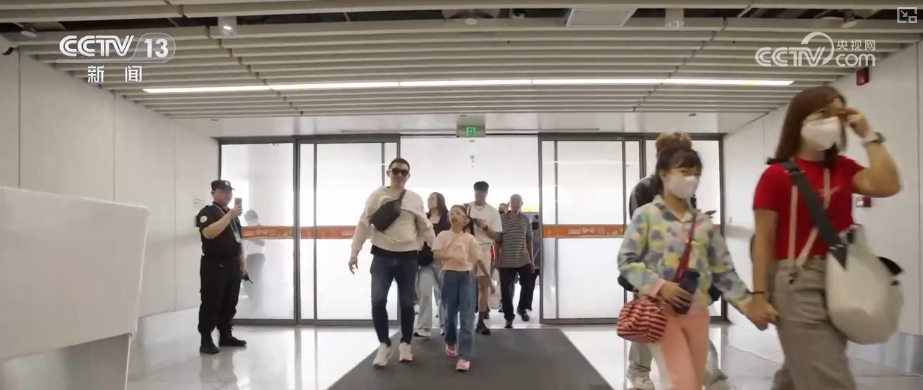 雙節同慶!中外旅客跨境游走旺 全國口岸迎出入境高峰