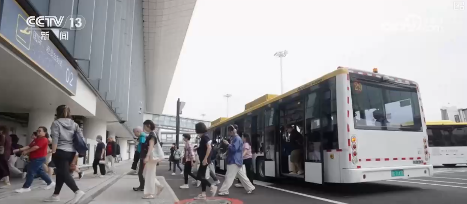 雙節同慶!中外旅客跨境游走旺 全國口岸迎出入境高峰