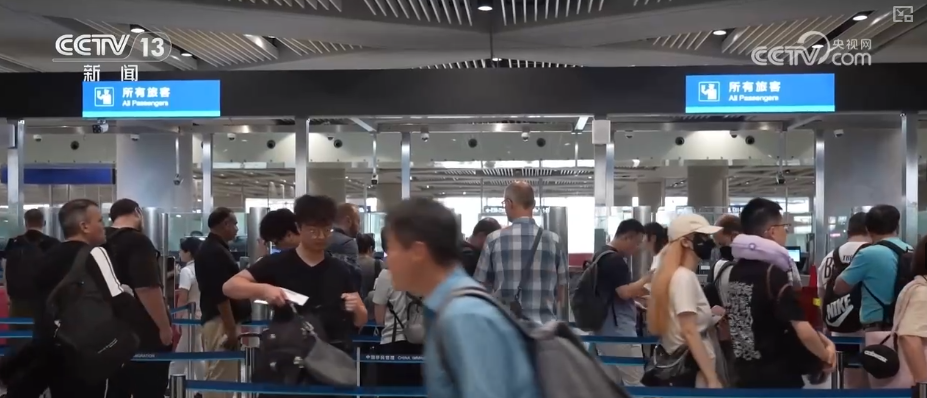 雙節同慶!中外旅客跨境游走旺 全國口岸迎出入境高峰