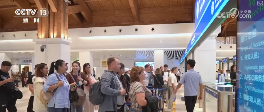 雙節同慶!中外旅客跨境游走旺 全國口岸迎出入境高峰