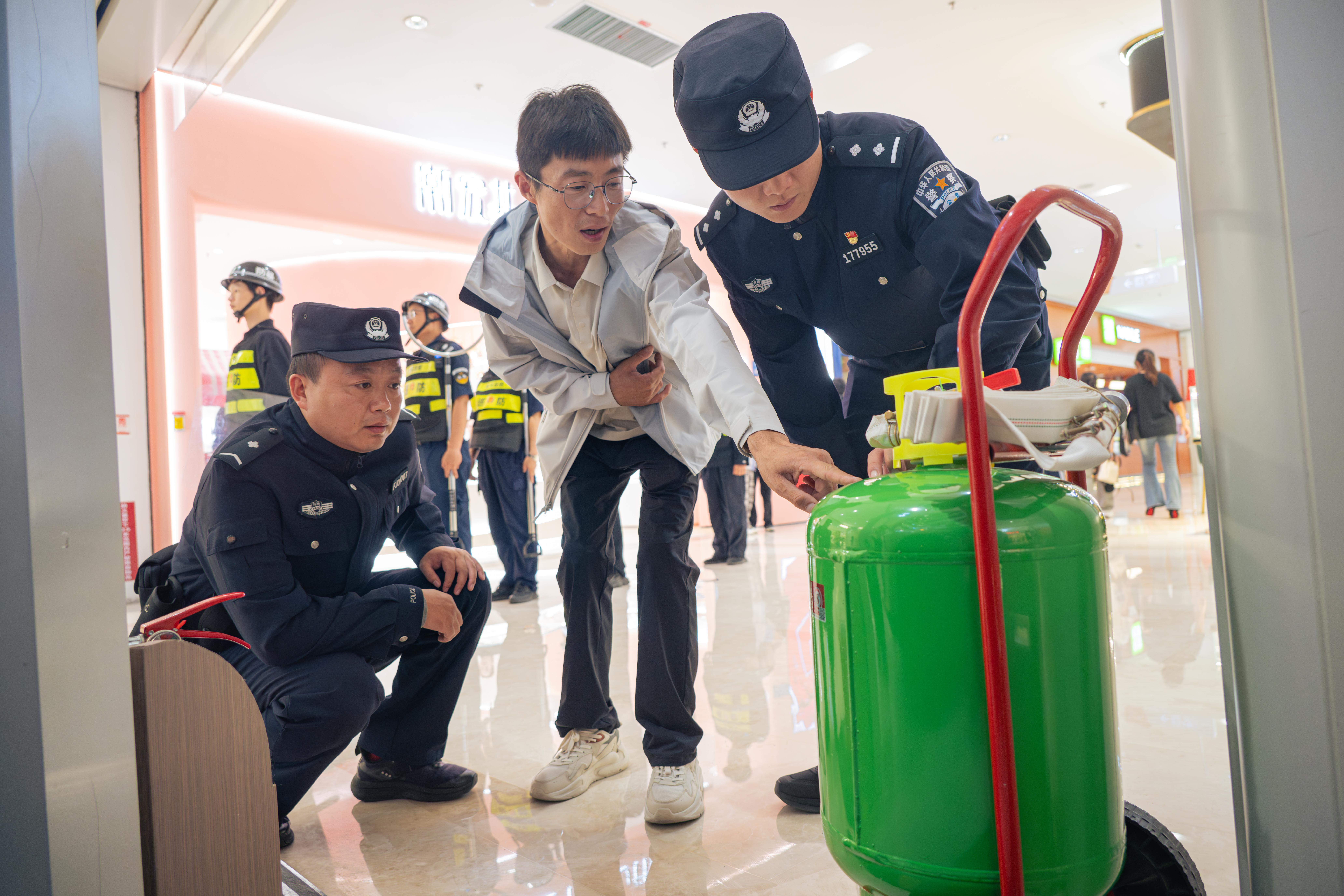 開發(fā)區(qū):國慶“警色”濃，忠誠護平安