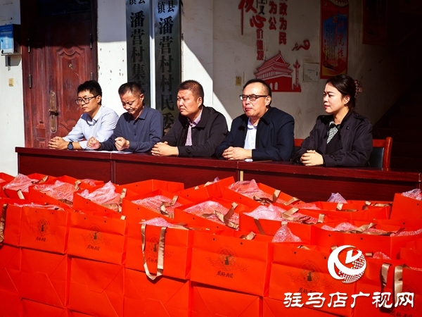 平輿縣潘營村為153名80歲老人送月餅：文明實踐慶雙節(jié) 情暖民心送祝福