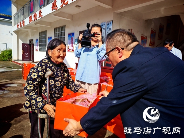 平輿縣潘營村為153名80歲老人送月餅：文明實踐慶雙節(jié) 情暖民心送祝福