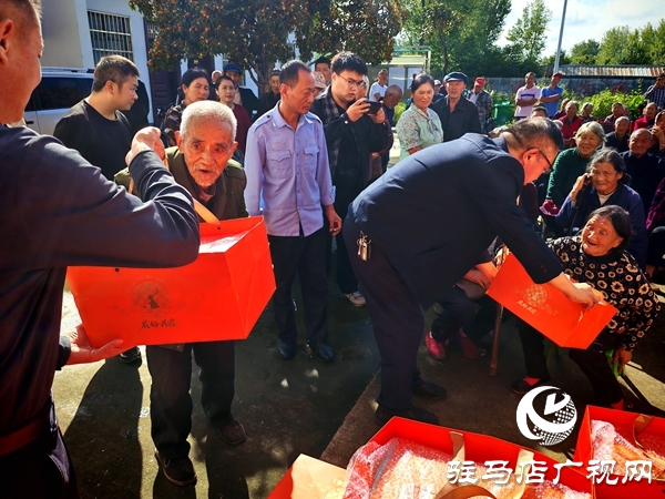 平輿縣潘營村為153名80歲老人送月餅：文明實踐慶雙節(jié) 情暖民心送祝福