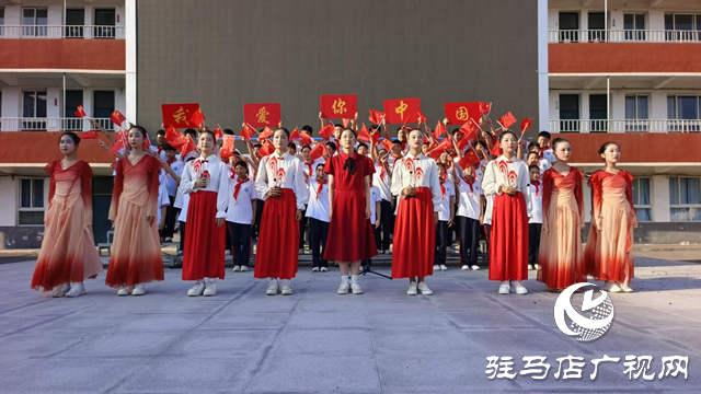 駐馬店十中學(xué)子真摯寄語告白偉大祖國