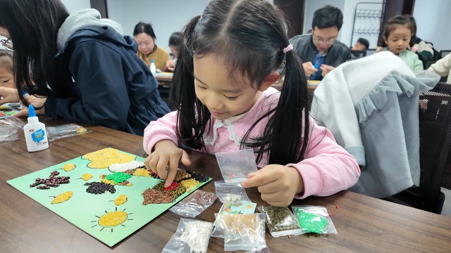 駐馬店市總工會開展“美生活”五谷糧食畫非遺體驗活動