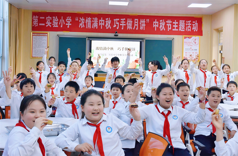 駐馬店第二實驗小學開展“濃情滿中秋 巧手做月餅”主題活動
