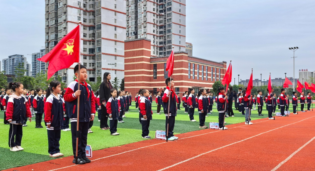 駐馬店實驗小學舉行新隊員入隊儀式