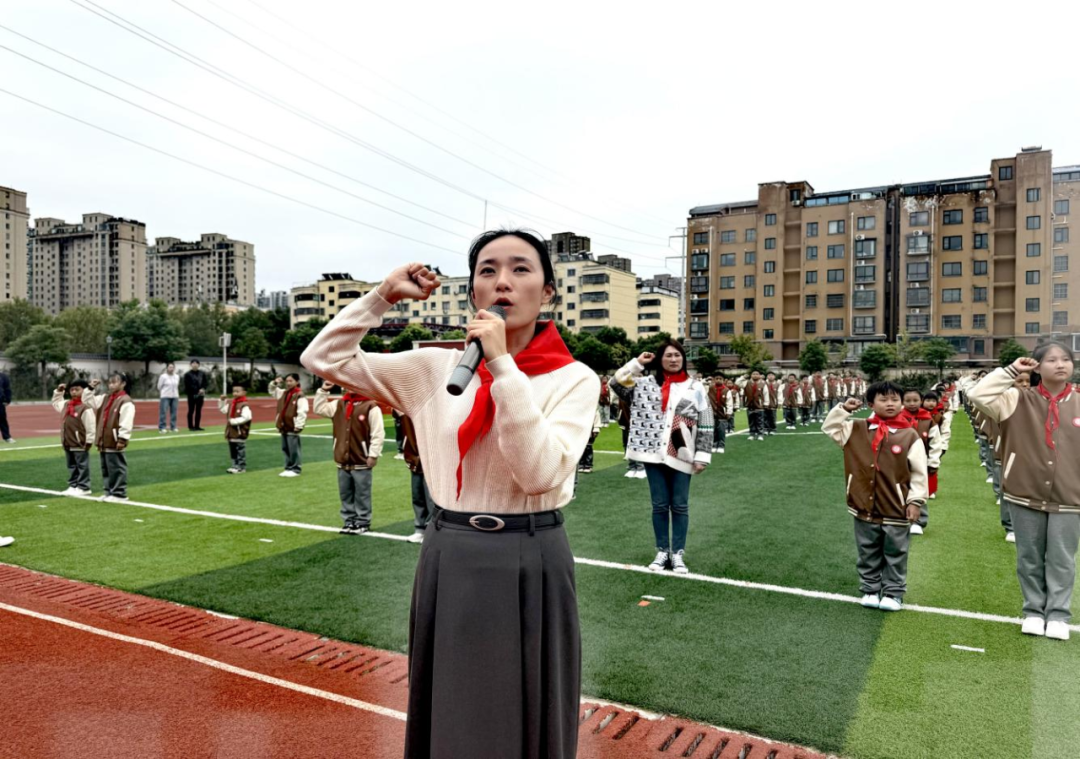 駐馬店經(jīng)濟(jì)開發(fā)區(qū)金雀路小學(xué)新隊(duì)員入隊(duì)儀式