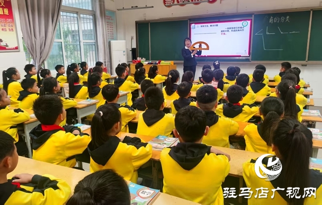 劉欣欣:執尺探數理 俯身育童心