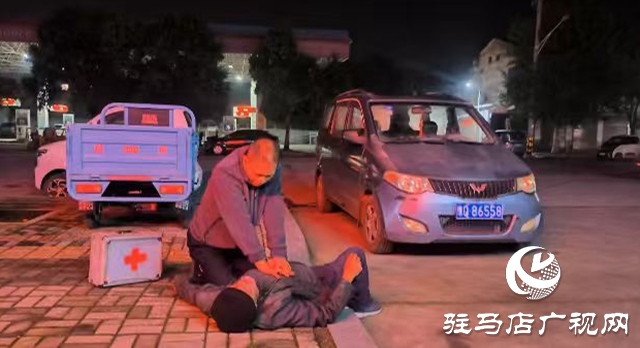 ??“河南好人”劉永欣跪地施救 82歲走失老人轉危為安??