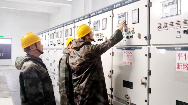 國網平輿縣供電公司:冒雨特巡 確保電網安全穩定運行