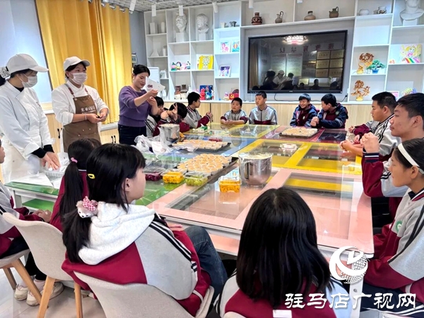 米亞烘焙蛋糕店走進平輿縣特殊教育學校開展愛心捐贈與烘焙教學活動