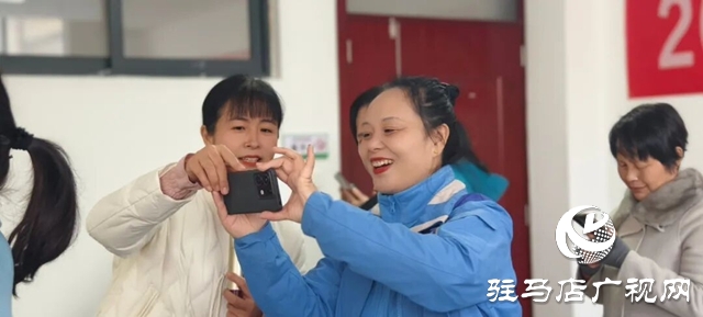 手機攝影走進“銀發族” 泌陽公益課堂手把手教學“細節拉滿”