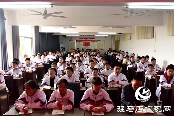 平輿公安走進(jìn)平輿二中開(kāi)展法治與反詐宣傳活動(dòng)筑牢青少年安全防線