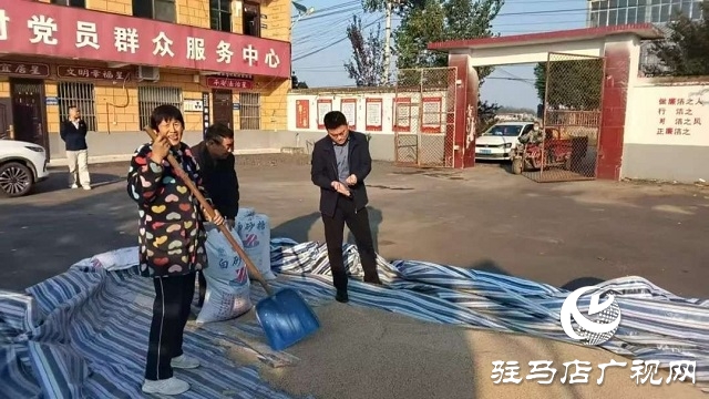 新蔡縣韓集鎮(zhèn)黨員干部傾力解決群眾曬糧難題