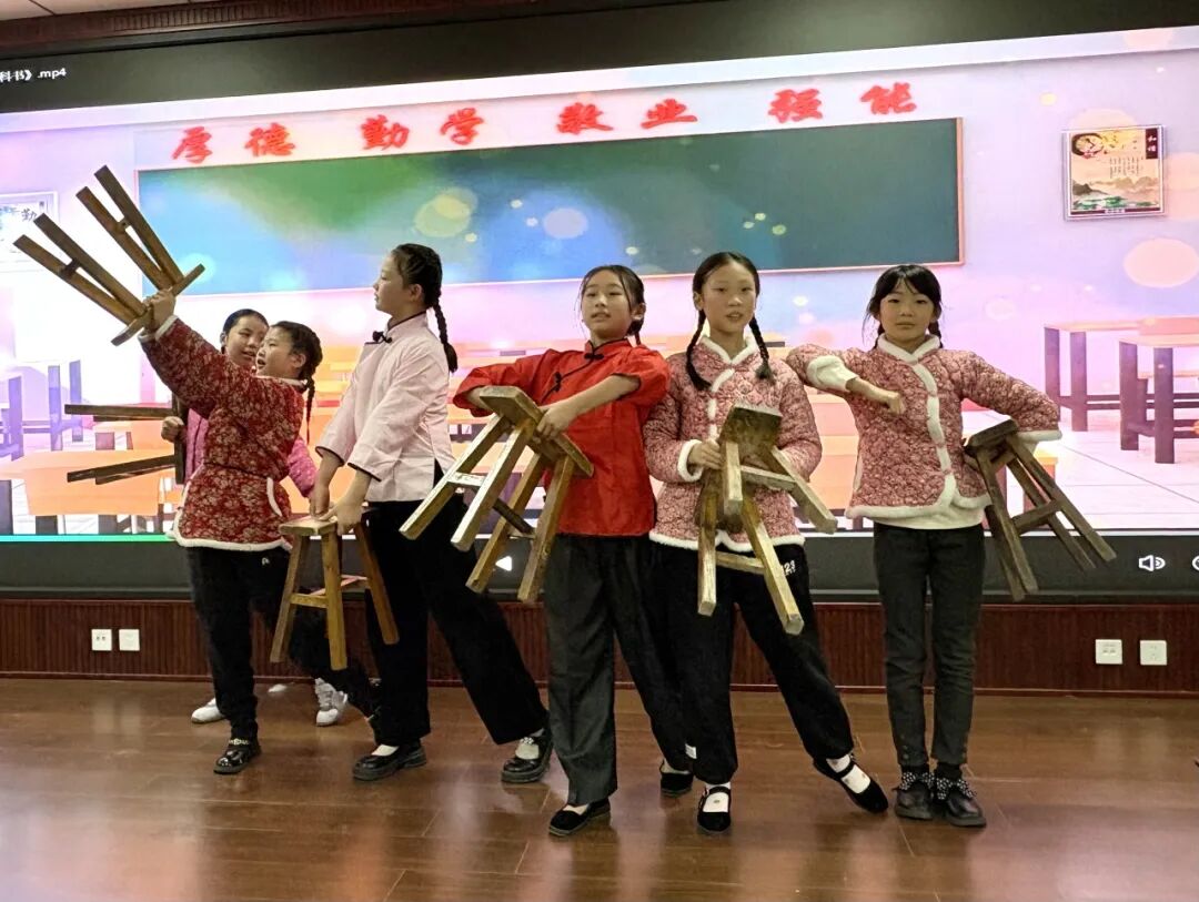駐馬店市第六小學(xué)開展紅帆映經(jīng)典 課本“劇”精彩--課本劇展演