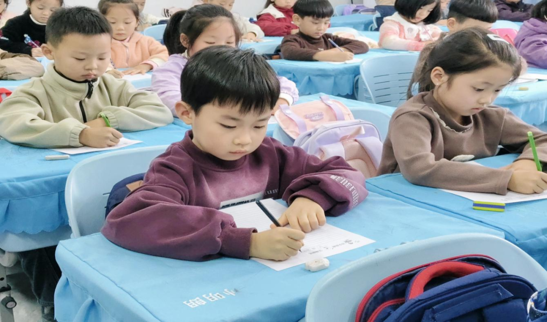  筆墨傳情潤校園 師生揮毫展風采——駐馬店經濟開發區金雀路小學師生寫字比賽圓滿落幕