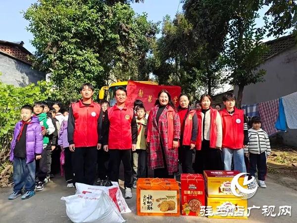 平輿縣身邊好人協會攜射橋鎮第一小學師生志愿者赴敬老院送溫暖