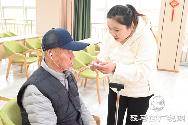 駐馬店市康復輔具協會:重陽節捐贈助聽器 科技助力老人美好生活??