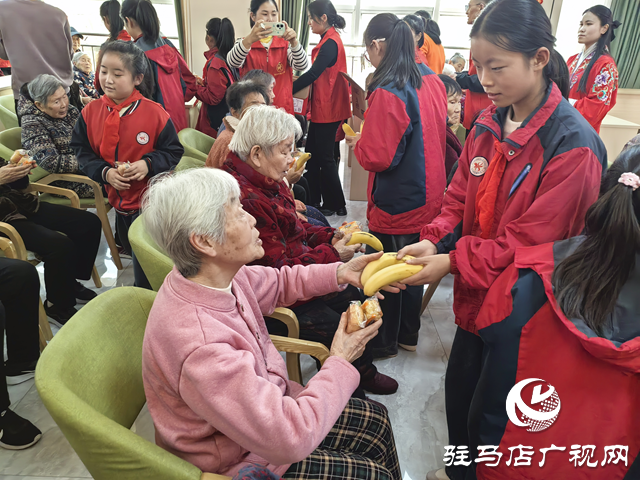 駐馬店市第二十八小學(xué)開展重陽節(jié)敬老慰問活動(dòng)