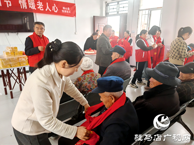 確山:志愿者重陽節慰問敬老院 溫情陪伴暖人心