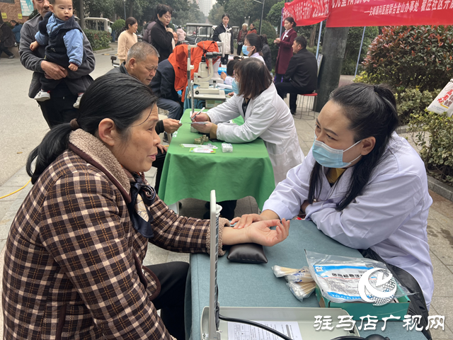 重陽節健康公益活動為老年居民送上“光明禮包”?