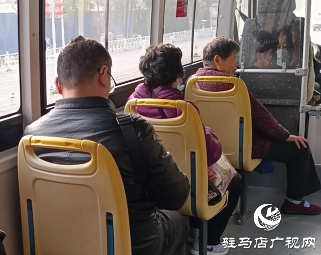 駐馬店??:公交車座椅加裝軟墊 暖心舉措提升出行體驗?