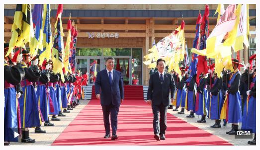 獨家視頻丨習近平乘車抵達慶州博物館 韓國總統熱情迎接