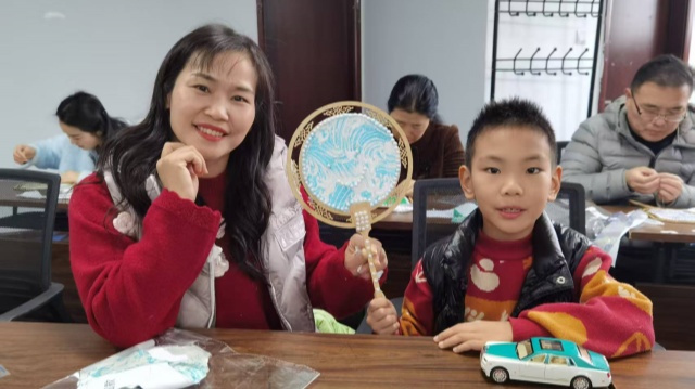 駐馬店市總工會舉行宋錦團扇制作公益課堂