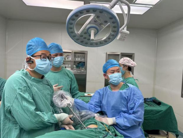 頸腹雙單孔，手術不開胸——駐馬店市中醫院心胸外科微創技術實現新突破