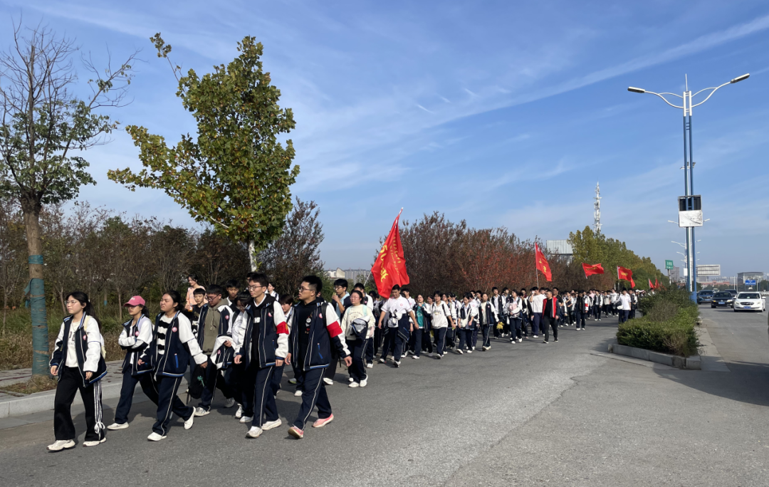  駐馬店市第二高級中學這場“行走的思政課”獲贊無數(shù)