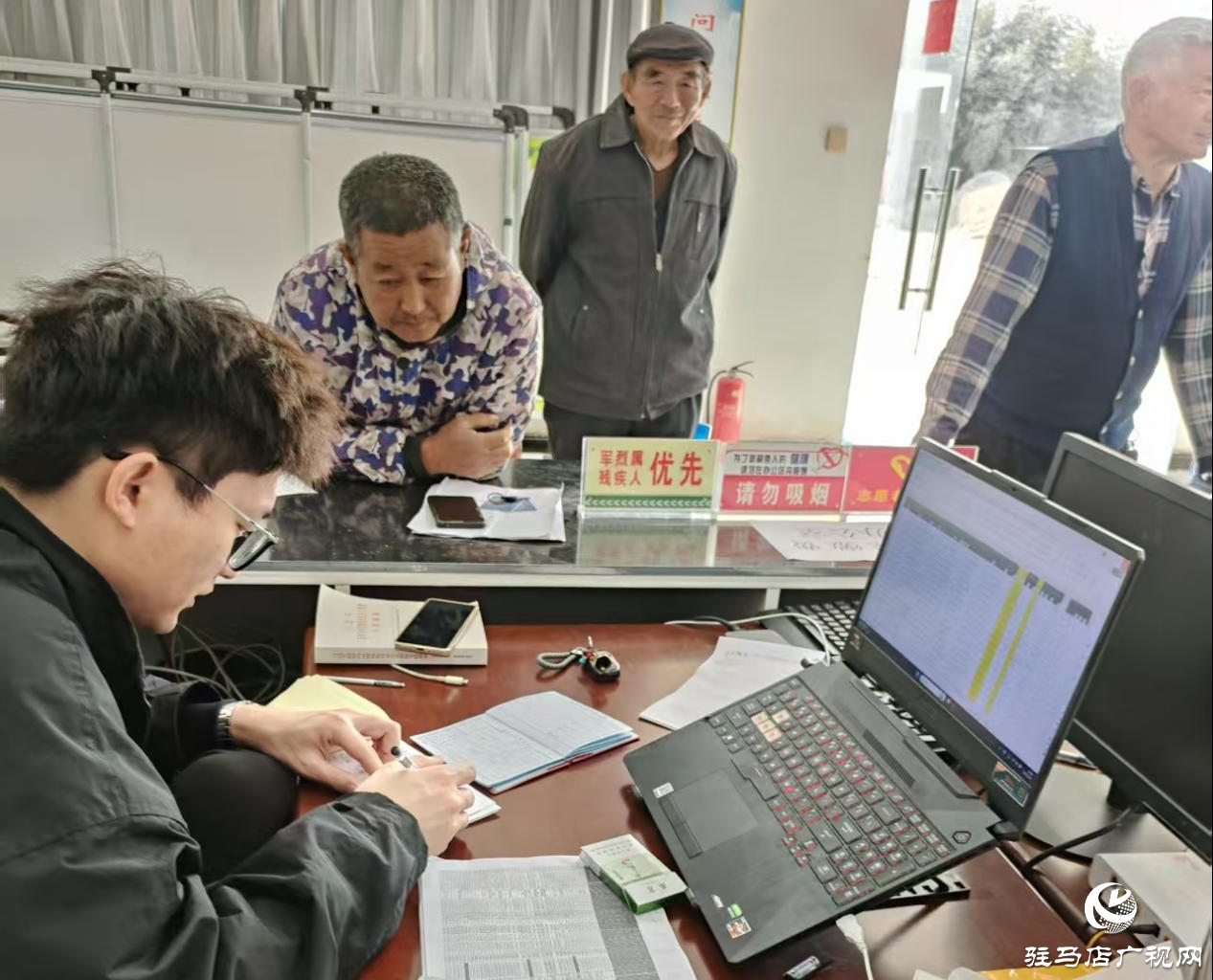 平輿縣萬金店鎮：入戶宣傳解民憂，代繳服務暖人心