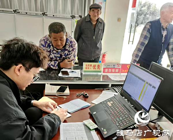 平輿縣萬金店鎮:入戶宣傳解民憂,代繳服務暖人心