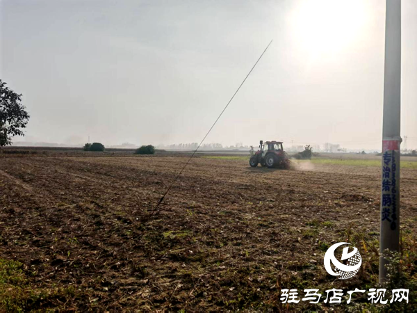 平輿縣射橋鎮(zhèn):農(nóng)機助耕正當(dāng)時 秋播提速保豐收