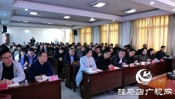 平輿縣委常委、縣紀(jì)委書(shū)記、縣監(jiān)委代理主任王娟為縣委黨校2025年秋季主體培訓(xùn)班學(xué)員上紀(jì)律教育課