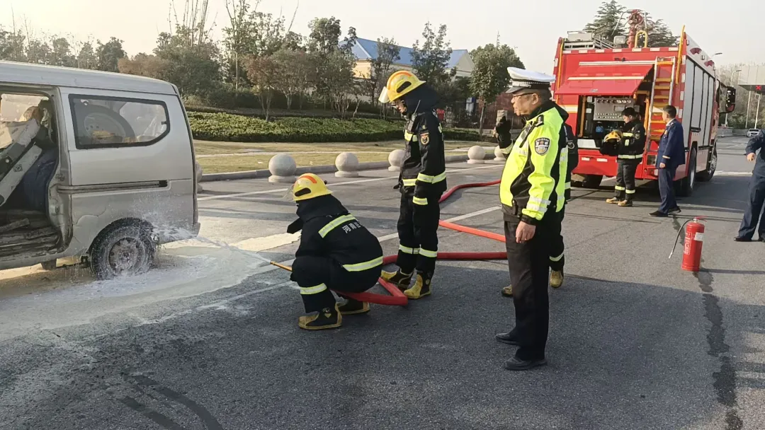 遂平高速驚魂：交警、高速與消防的生死時速救援