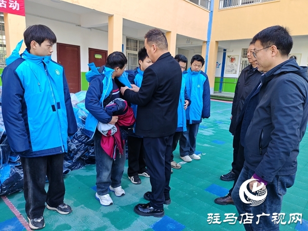 河南藍盾保安公司“情系特殊教育關(guān)愛特殊兒童” 愛心暖衣捐贈活動在平輿縣特殊教育學校舉行