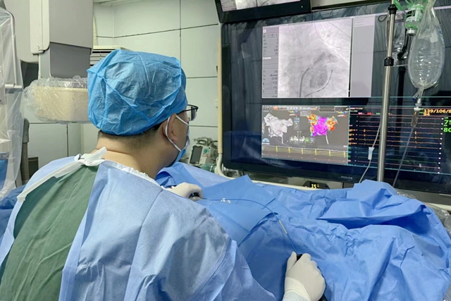 29歲小伙單日心跳異常超4萬次，微創手術避免永久起搏器植入