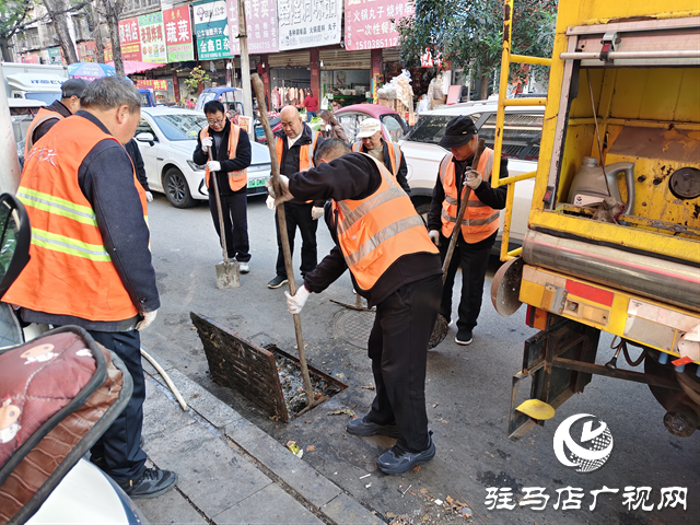 駐馬店:下水道堵塞污水外溢 城管高效響應(yīng)快速疏通?
