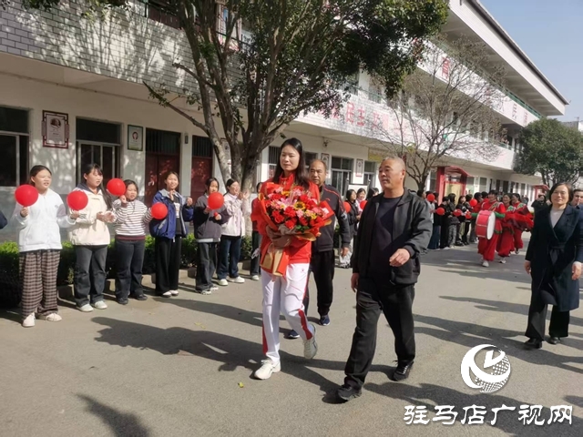 駐馬店姑娘許盈盈全運會奪金載譽歸來 受到家鄉父老鄉親熱烈歡迎