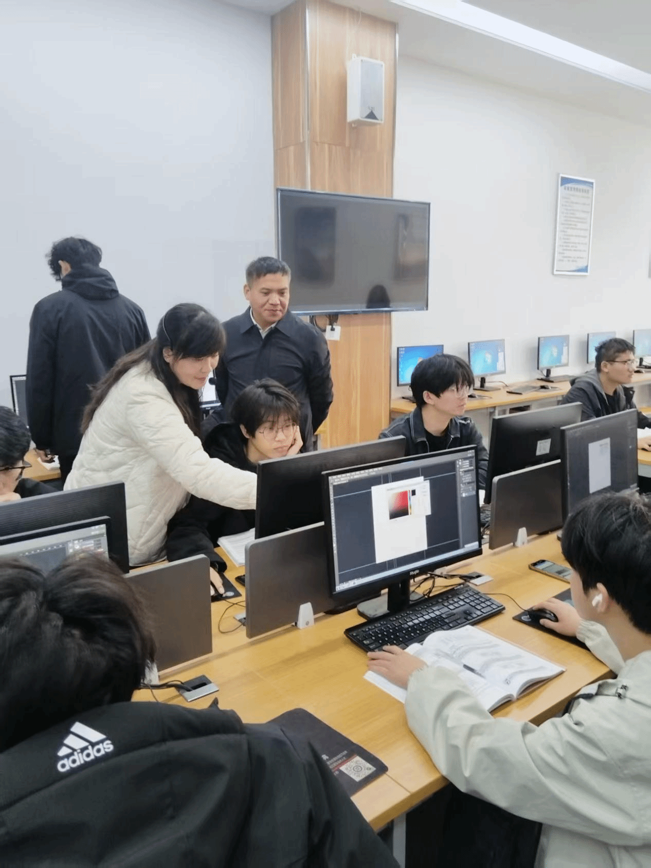  駐馬店職業(yè)技術學院校長宋華民深入南北校區(qū)聽課調(diào)研